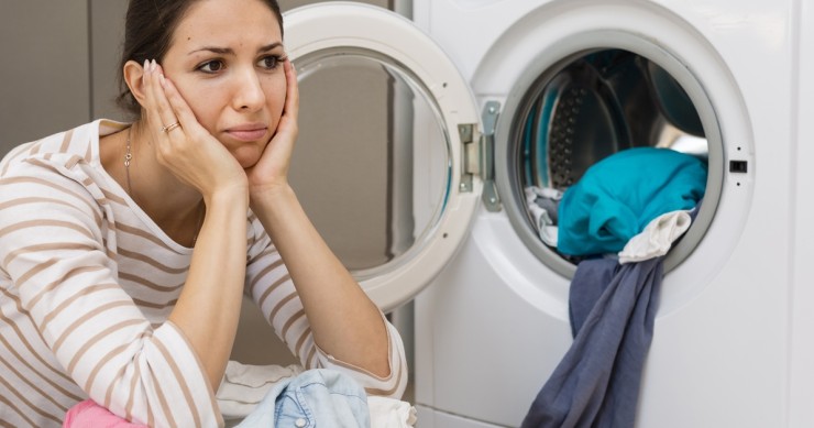 donna con lavatrice guasta