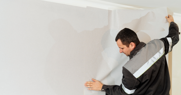 un uomo sistema della carta da parati su una parete