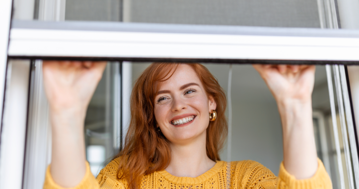 una donna chiude la zanzariera