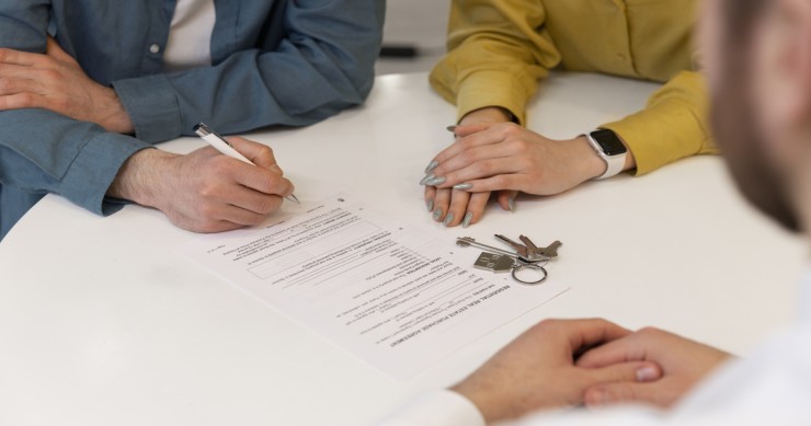 Agente immobiliare che fa affari e mostra casa a una coppia