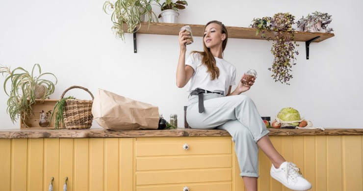 Posizionare piante sulla credenza consente di darle un look più personale e accattivante