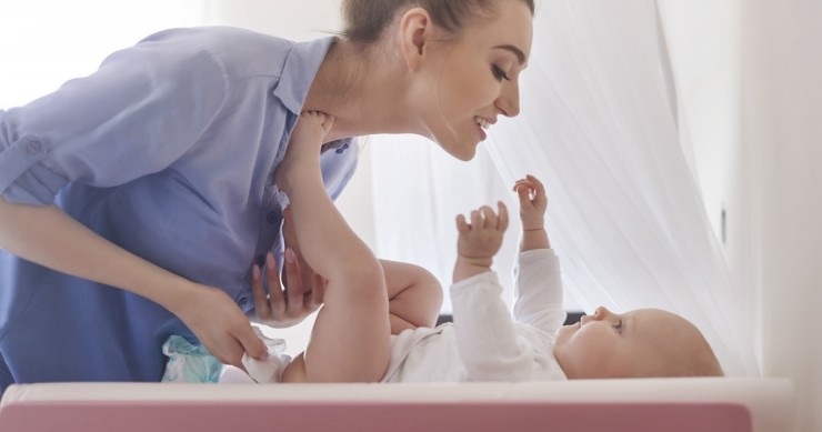 mamma e bambino su fasciatoio