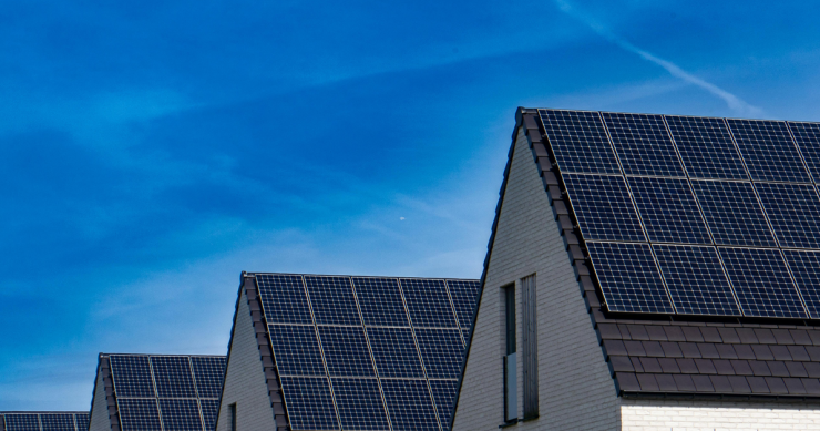 una schiera di case con pannelli fotovoltaici