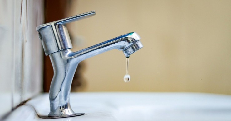 Un rubinetto chiuso che perde
