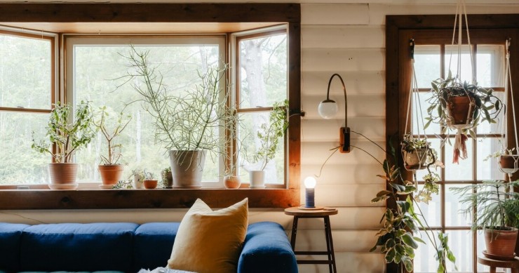 soggiorno di casa di montagna con infissi in legno
