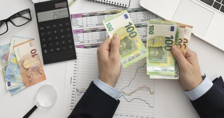 Uomo d'affari che controlla conti finanziari 