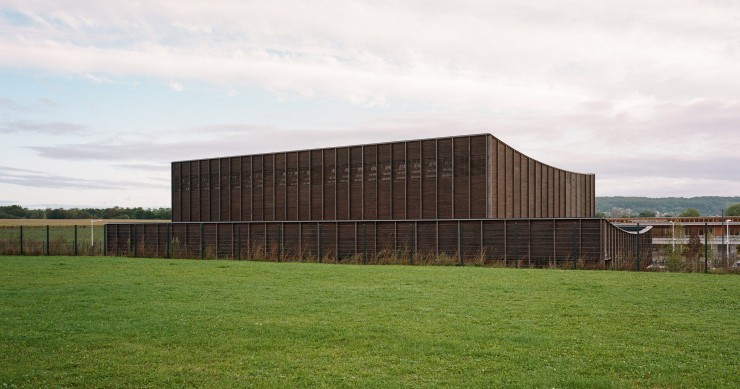 La palestra Marie Marvingt nella Val d'Oise, nel nord della Francia, è fortemente influenzata dall'architettura agricola ed è opera degli Ateliers O-S Architectes