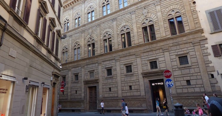 La facciata rigorosa e raffinata di Palazzo Rucellai