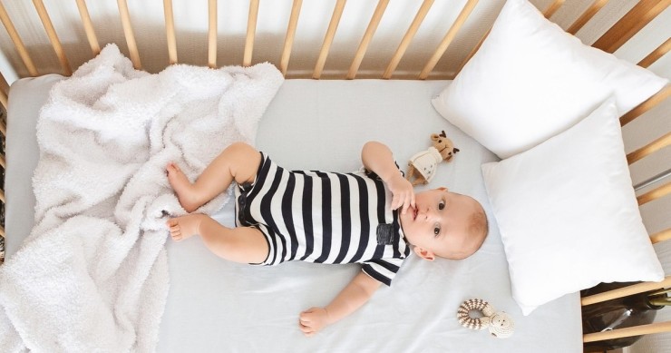 bambino nella culla bambino nella culla