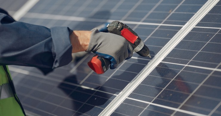 Uomo lavora a un pannello solare