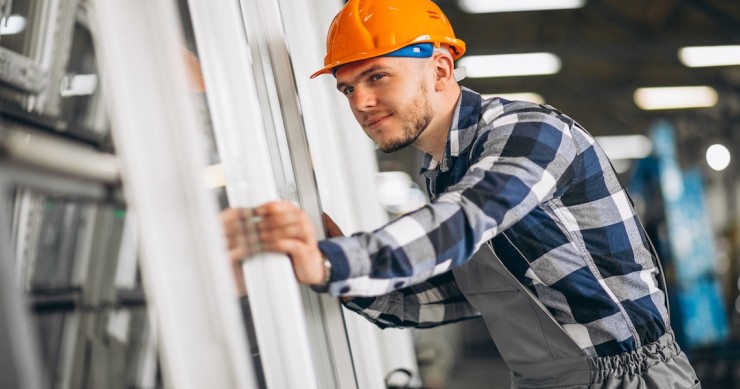 Operaio addetto al cambio degli infissi