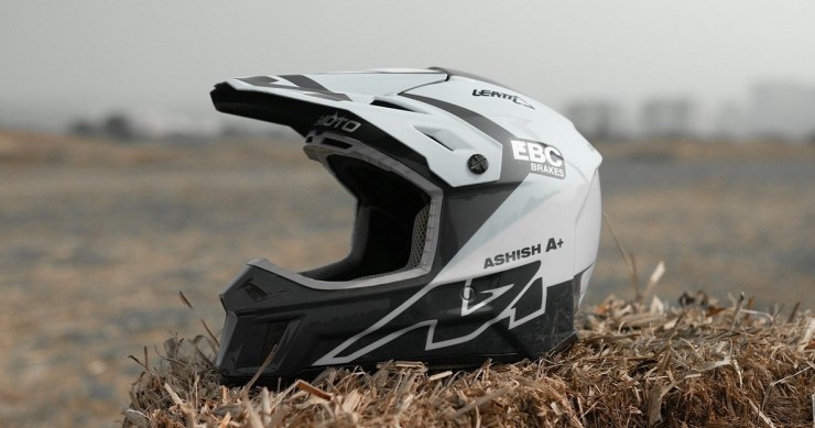 Un casco da motocross