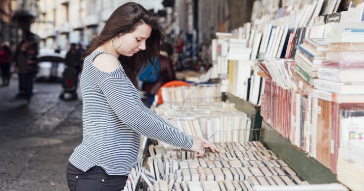 Ragazza sceglie libri scolastici