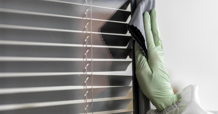 pulizia finestre con veneziane