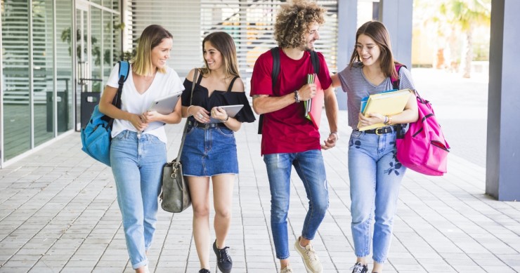 studenti che vanno a scuola