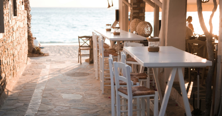 delle sedie di paglia in un locale al mare