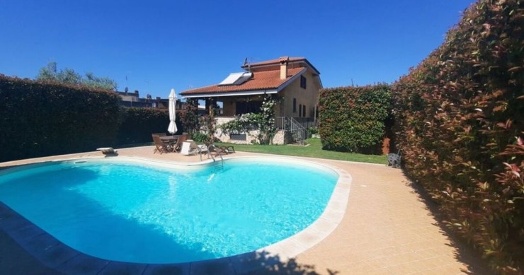 Villetta bifamiliare con piscina a roma