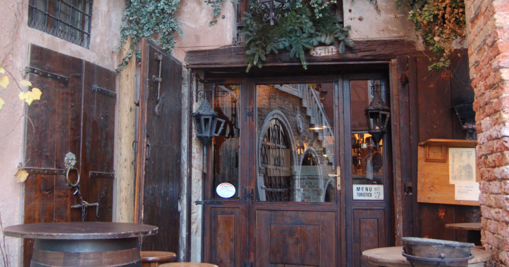 uno dei tradizionali bacari veneziani