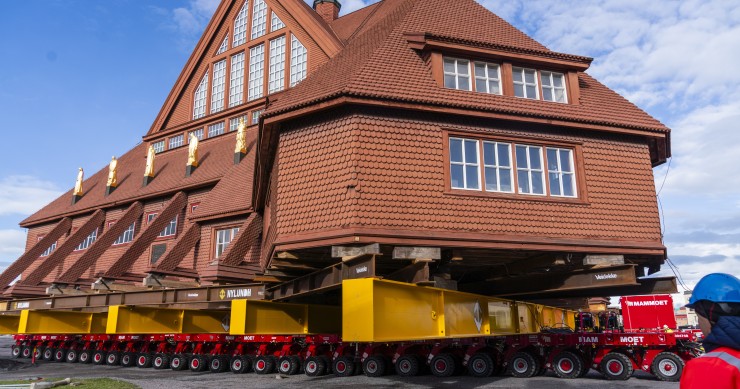 Trasladan de una sola pieza una iglesia en Suecia