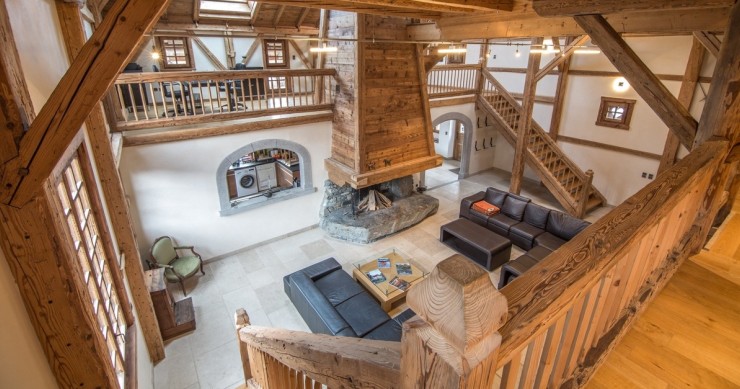 Un ampio soppalco in legno chiaro