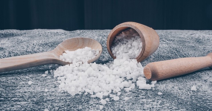 Il sale grosso è la varietà ideale di sale da mettere sotto il letto