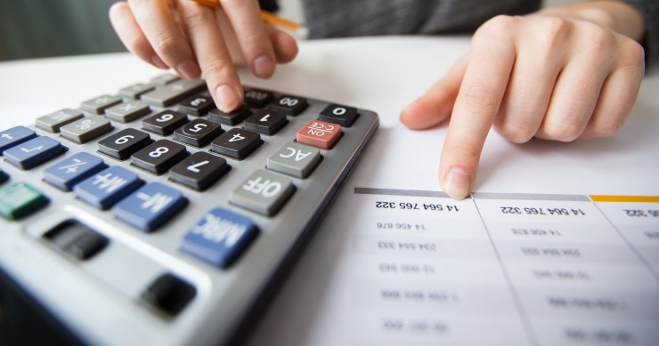 calcolatrice e fogli 