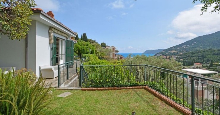 casa indipendente con giardino a Collina Centrale, Alassio
