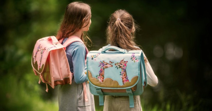 due bambine che vanno a scuola
