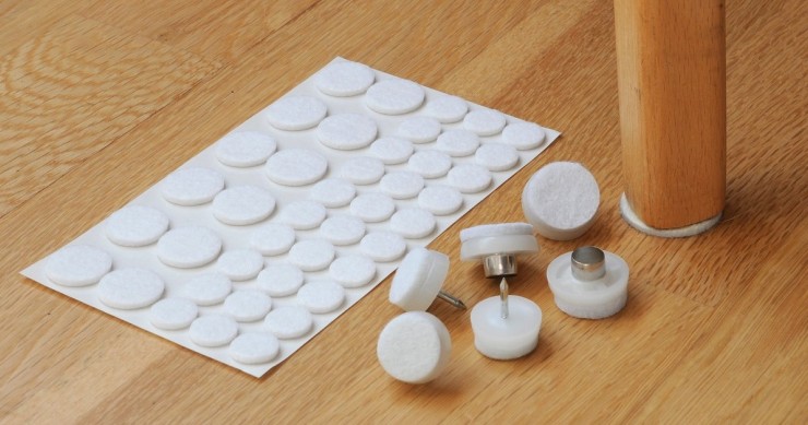 Dei classici feltrini per sedie