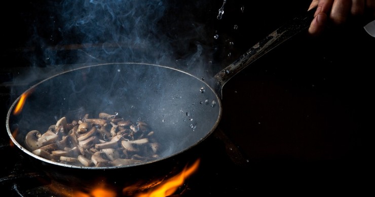 padella bruciata in cucina