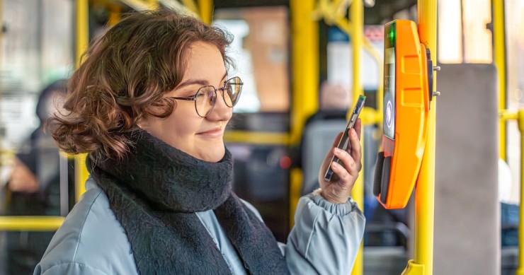 Ragazza paga il titolo di viaggio con il cellulare