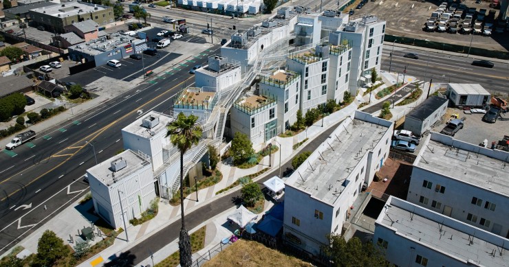 Isla Intersections, diseñado por LOHA, alberga 54 apartamentos de apoyo construidos mediante contenedores marítimos.