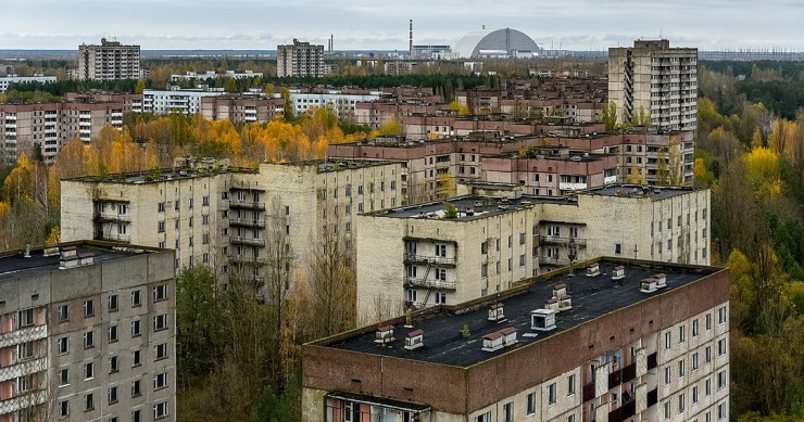 La città di Pripyat con il sarcofago che ricopre il reattore nucleare di Chernobyl nel 2017