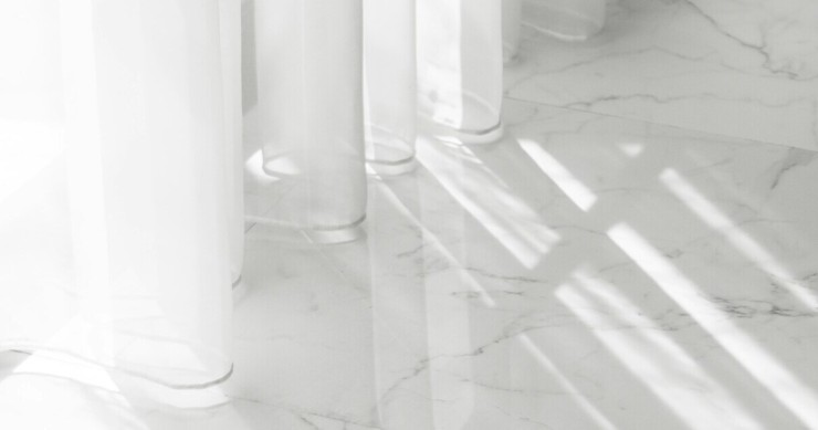 La brillantezza e l'eleganza di un pavimento in gres effetto marmo