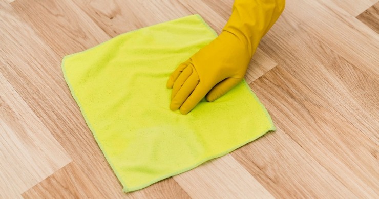 Si raccomanda di usare un panno morbido o in microfibra per applicare gli oli di manutenzione del parquet