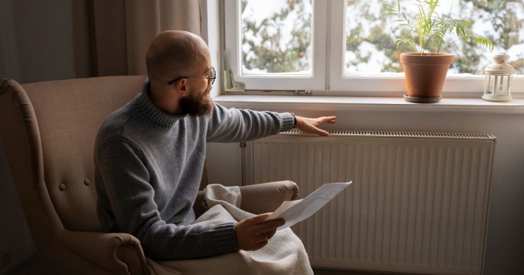Una stanza riscaldata da un termosifone