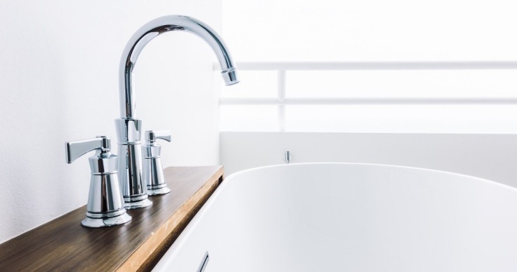 Un bagno con rubinetti in acciaio inox