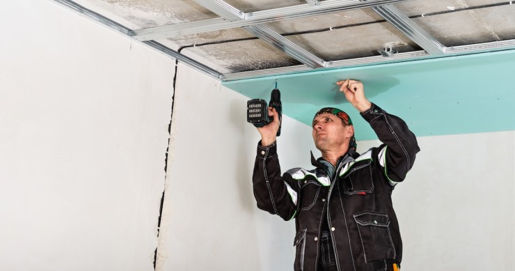 Operaio specializzato lavora all’insonorizzazione del soffitto