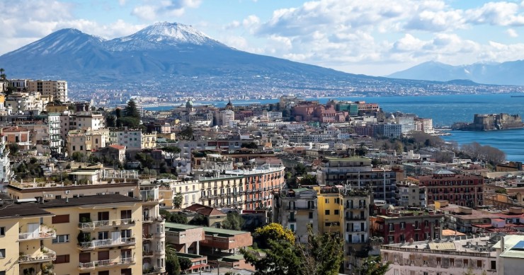 Veduta della città di Napoli con il Vesuvio