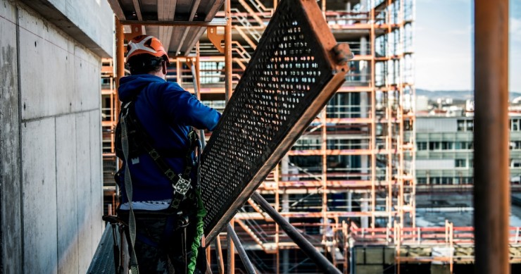 Operazione di montaggio di un'impalcatura