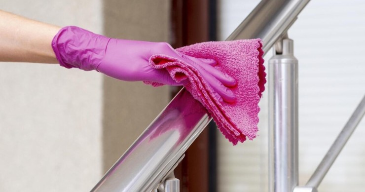 pulizia di una ringhiera