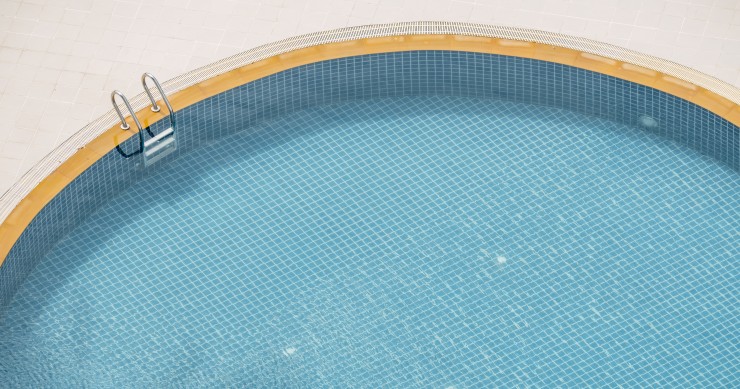 come pulire il telo della piscina