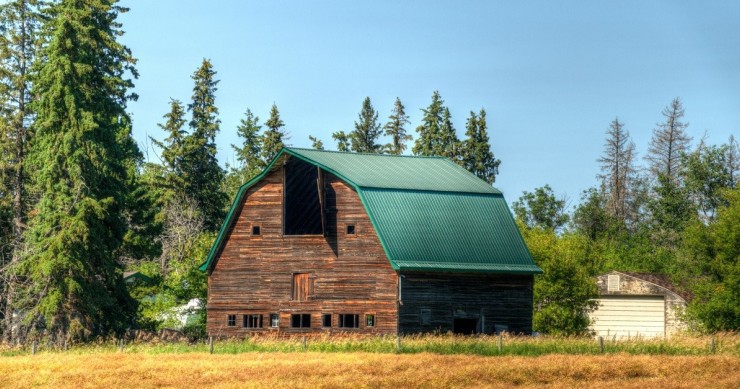 Un grande fienile in legno