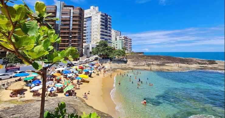 La spiaggia radioattiva del Brasile dove migliaia di persone fanno il bagno
