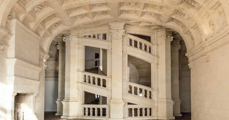 El Castillo de Chambord es una de las obras maestras del Renacimiento francés. Pero entre sus 440 habitaciones, 83 escaleras y 365 chimeneas, hay un elemento que lo convierte en un monumento único en el mundo: su escalera de doble hélice, atribuida al genio universal Leonardo da Vinci.