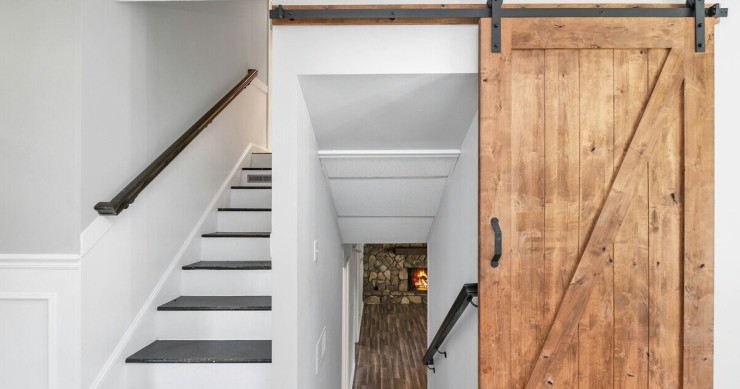 Una porta scorrevole in legno con struttura esterna 