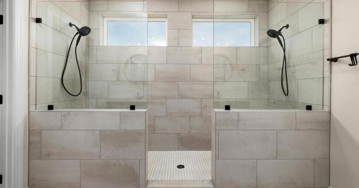 Una doccia passante per due