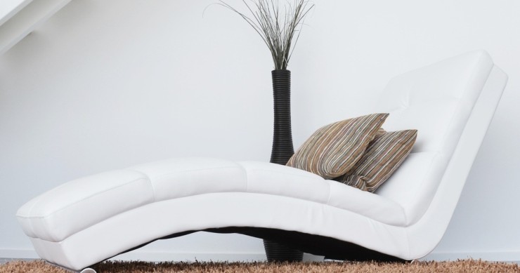 Una chaise longue bianca dalle linee moderne