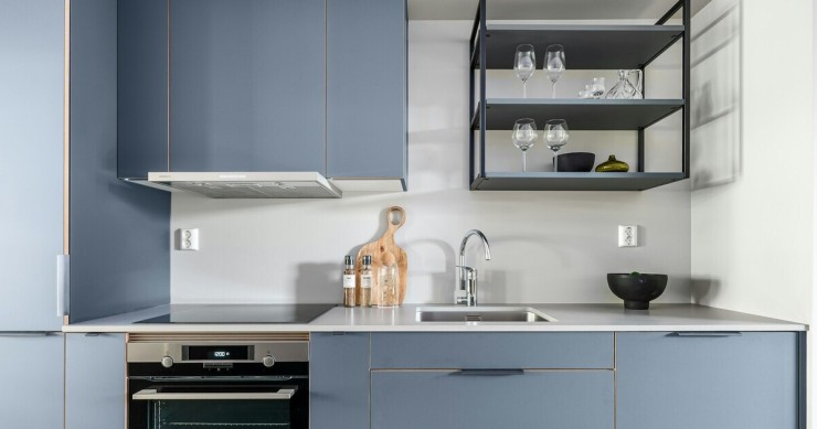 Il celeste polvere abbinato ad una cucina moderna