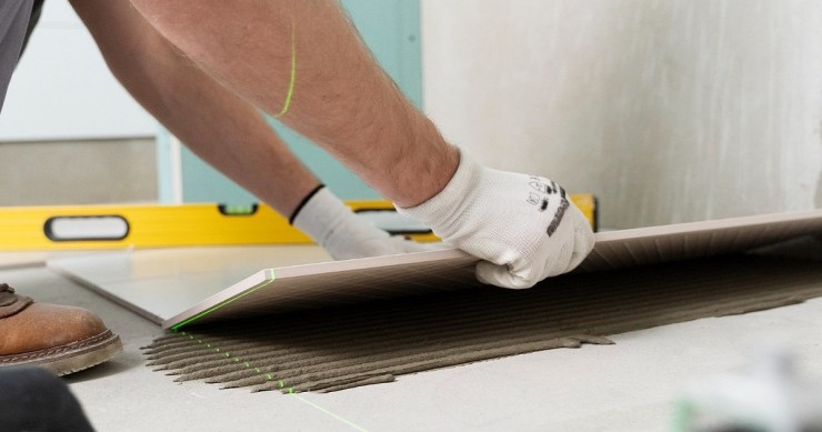 Applicazione di piastrelle al pavimento